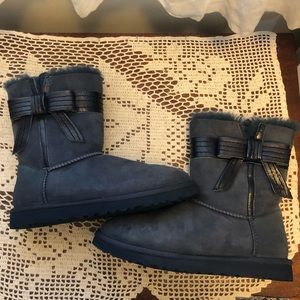 UGG Boots - Like New! Navy w/bow (W Sz 9)